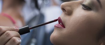 Faça você mesmo sua maquiagem para festa