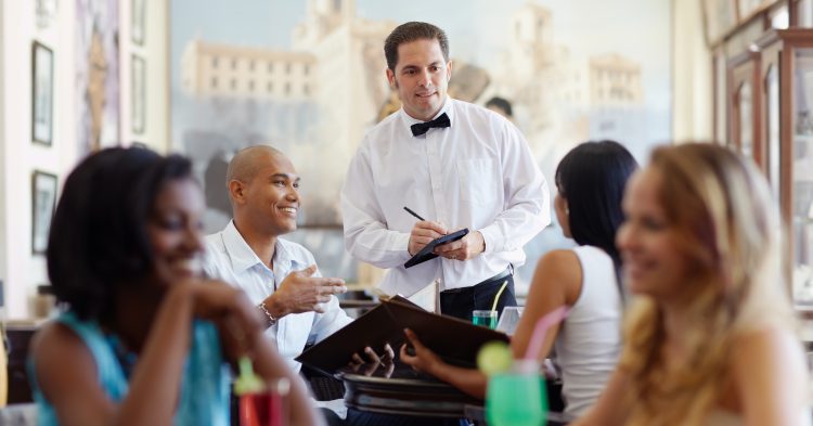 Bares e restaurantes contratam profissionais para o fim do ano