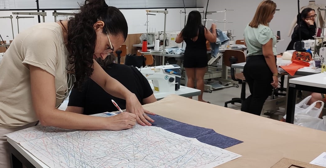 Alunos do curso de Costureiro apresentam coleção criativa e sustentável